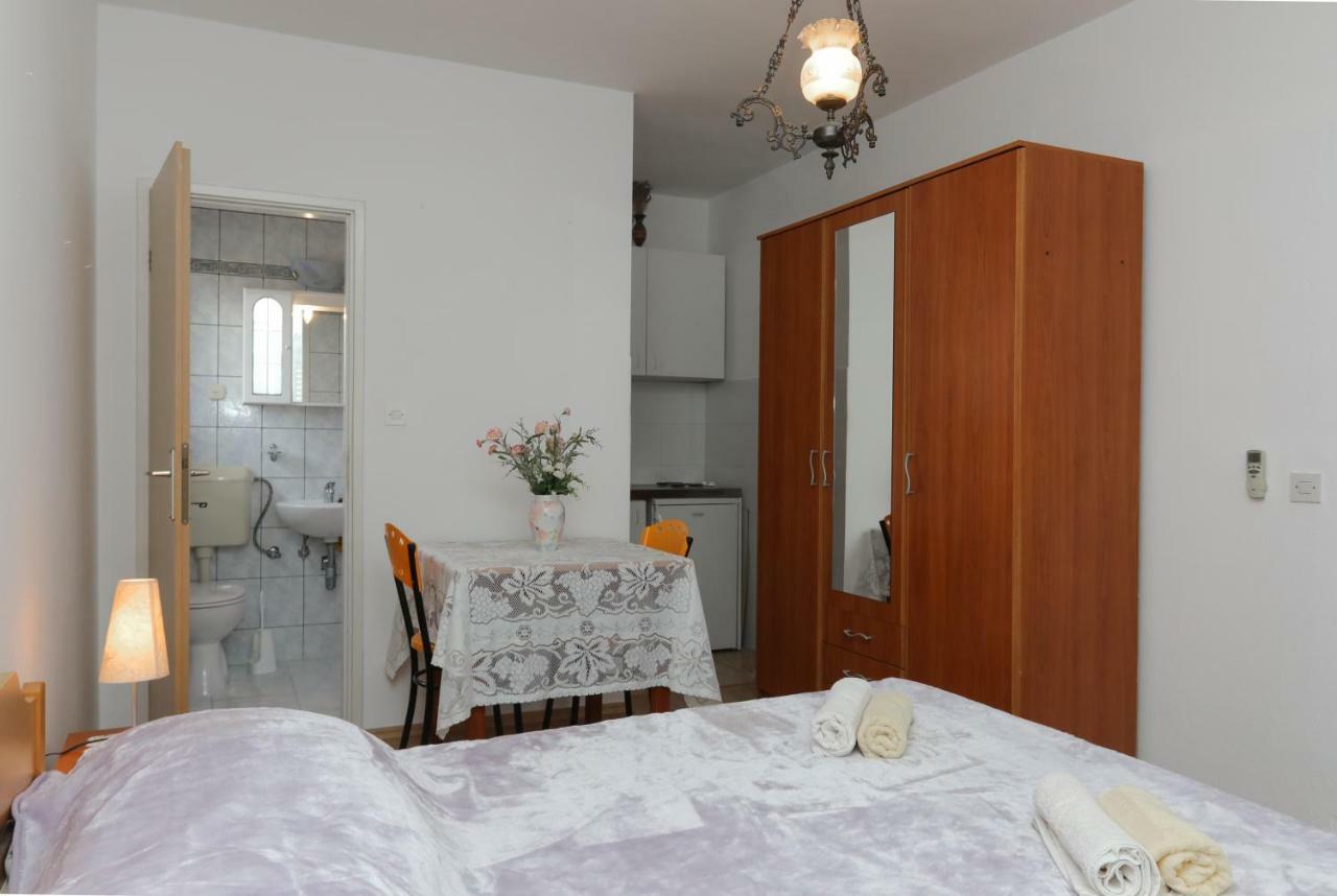 Studio Apartment Ana ซูเปตาร์ ภายนอก รูปภาพ