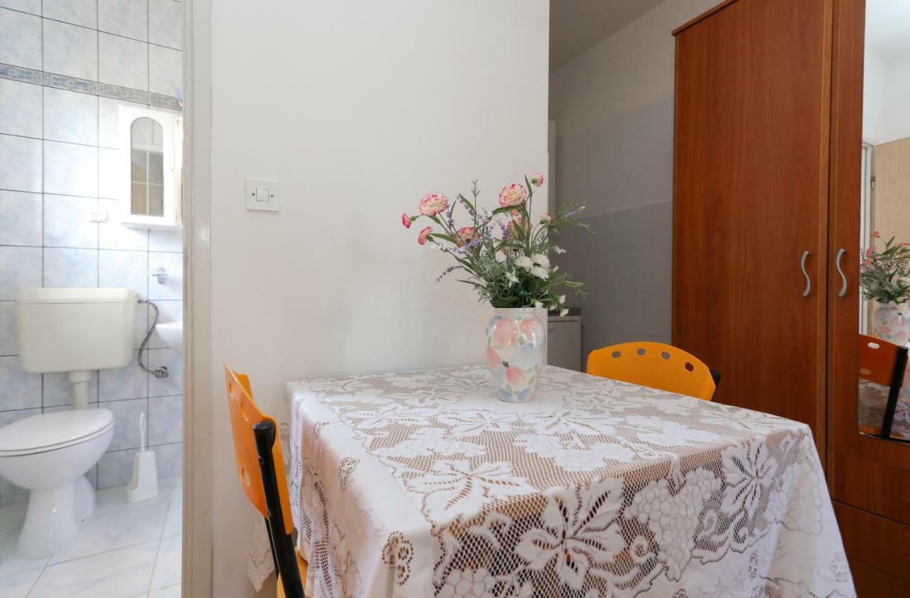 Studio Apartment Ana ซูเปตาร์ ภายนอก รูปภาพ